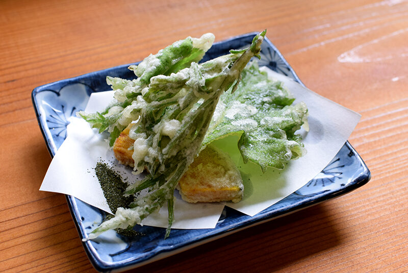舟伏の里特製ランチの山菜の天ぷら