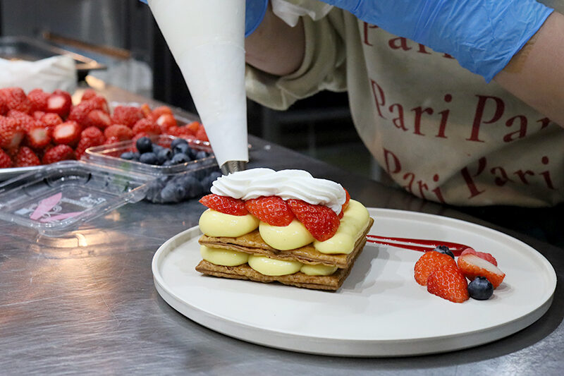 Cafe Millefeuilleのミルフィーユ調理風景