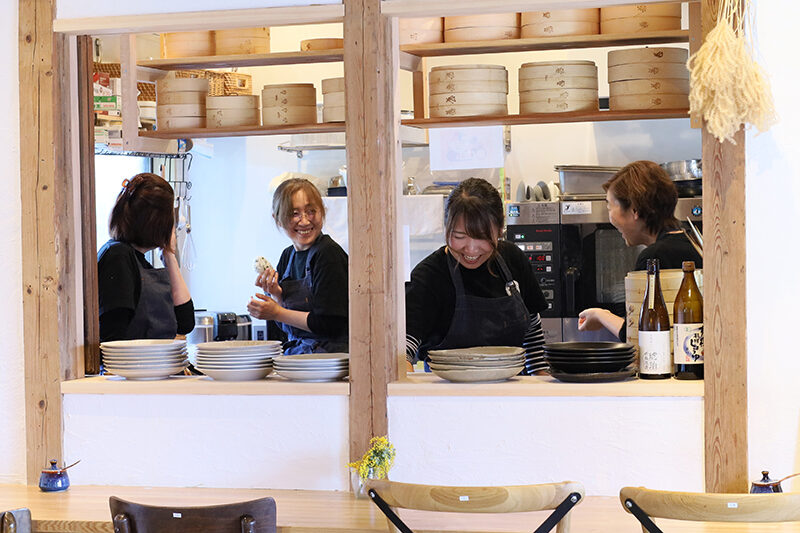 自然食カフェめぐる菜のスタッフ